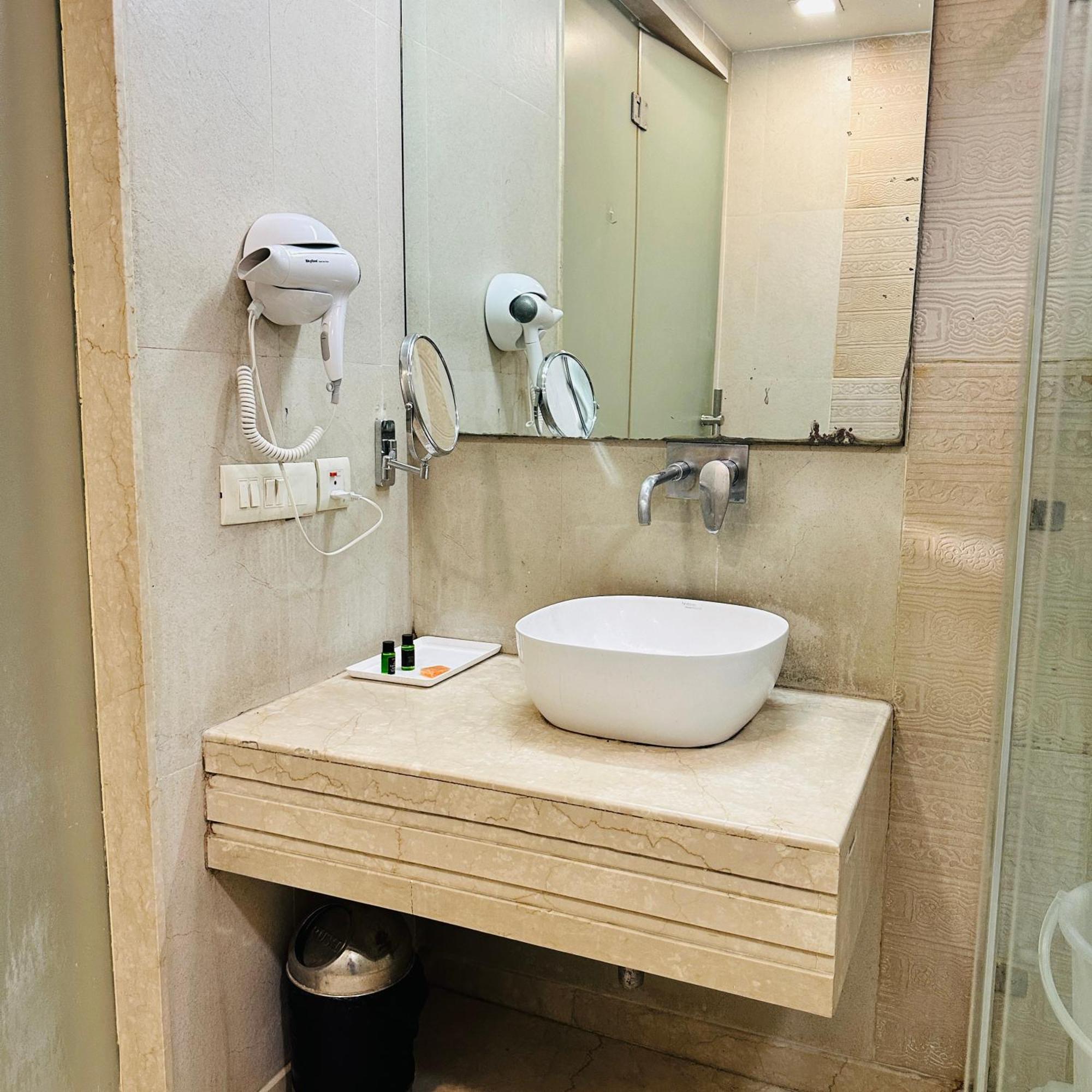 Qotel Signature Lavish Rajouri Garden 3* New Delhi