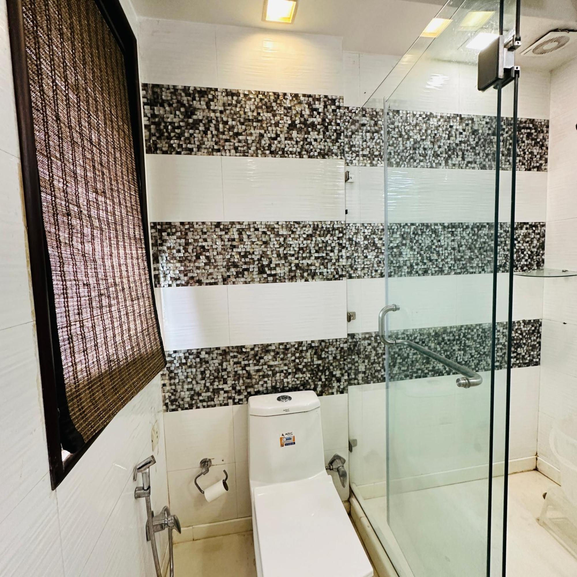 Qotel Signature Lavish Rajouri Garden Hotel