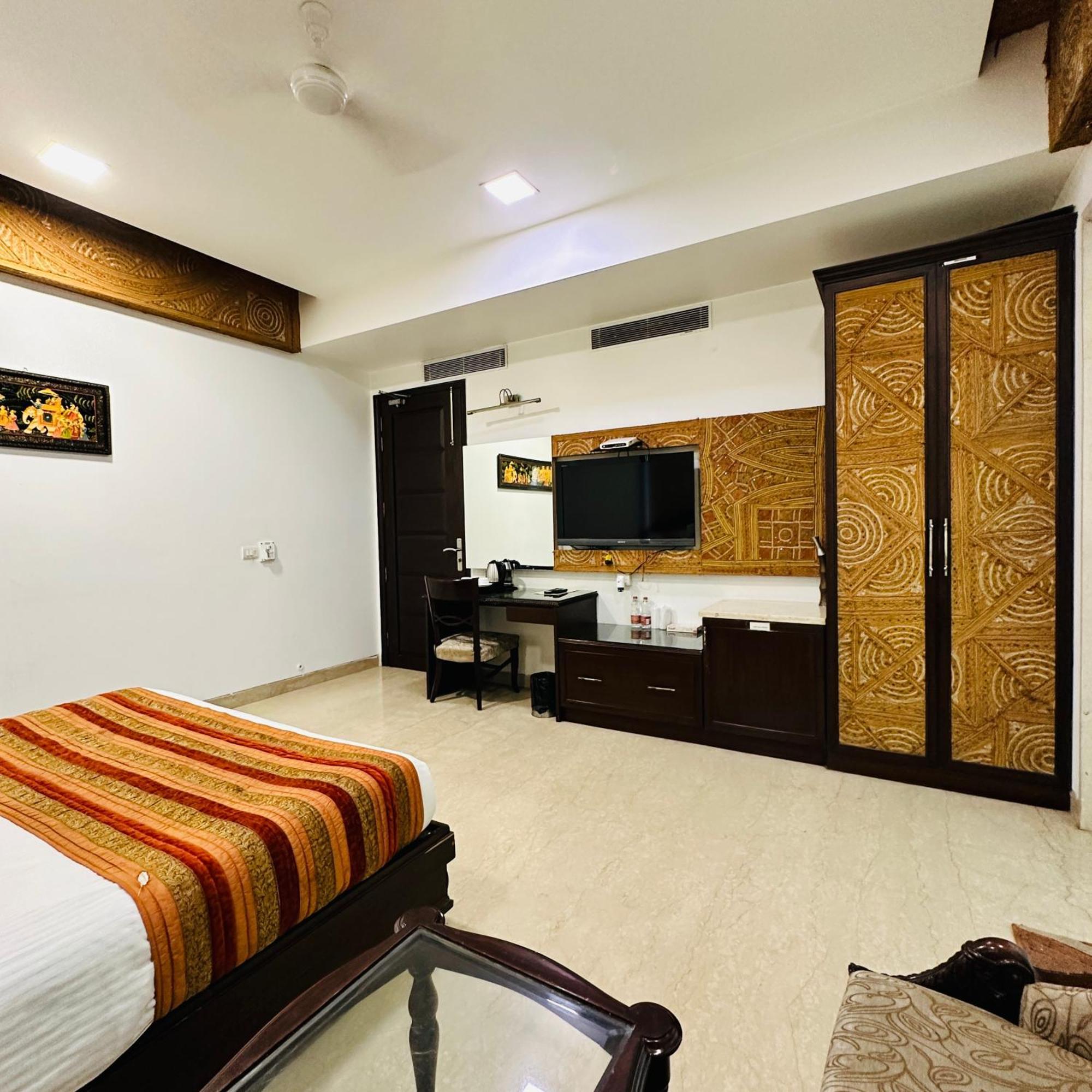 Hotel Qotel Signature Lavish Rajouri Garden