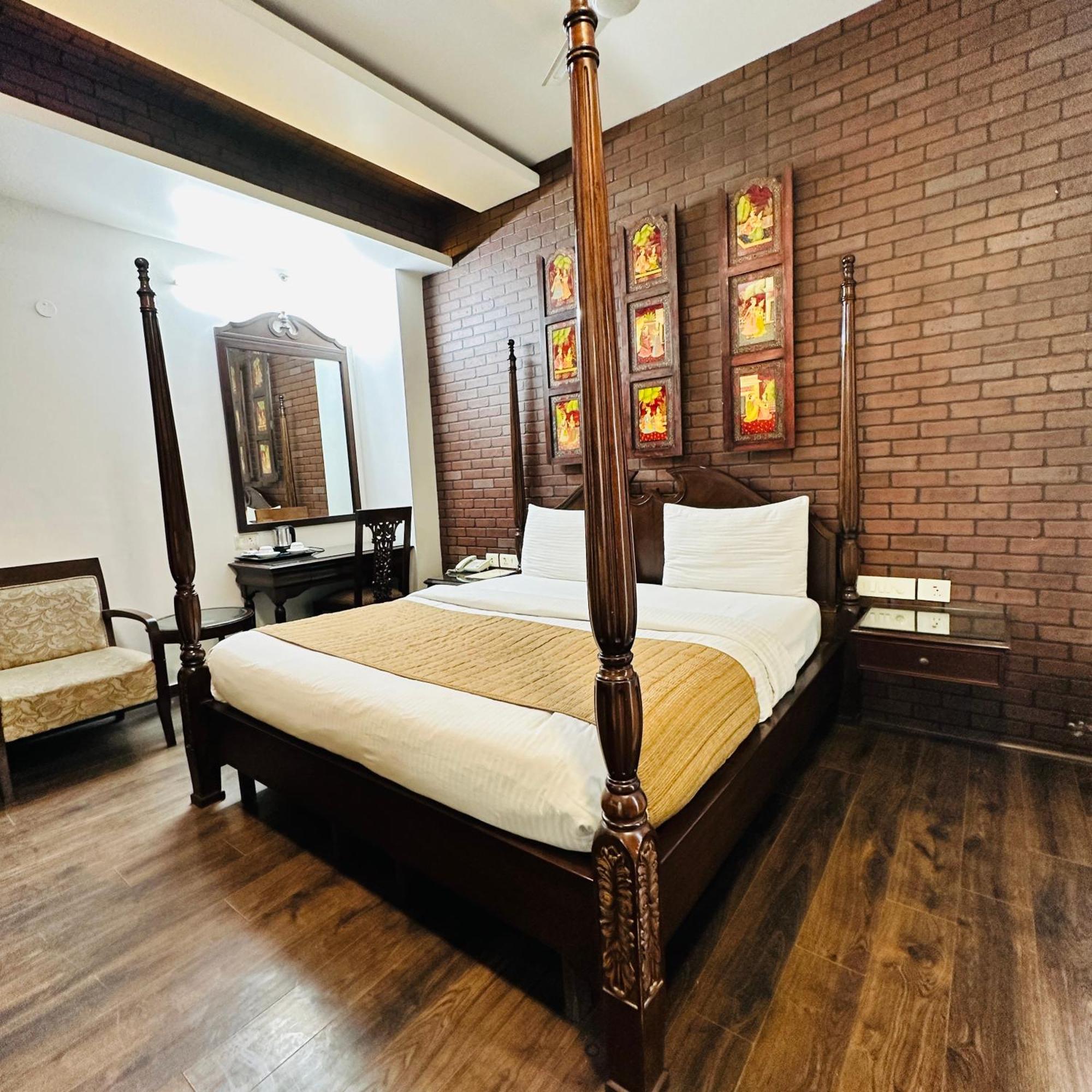 Qotel Signature Lavish Rajouri Garden 3* New Delhi