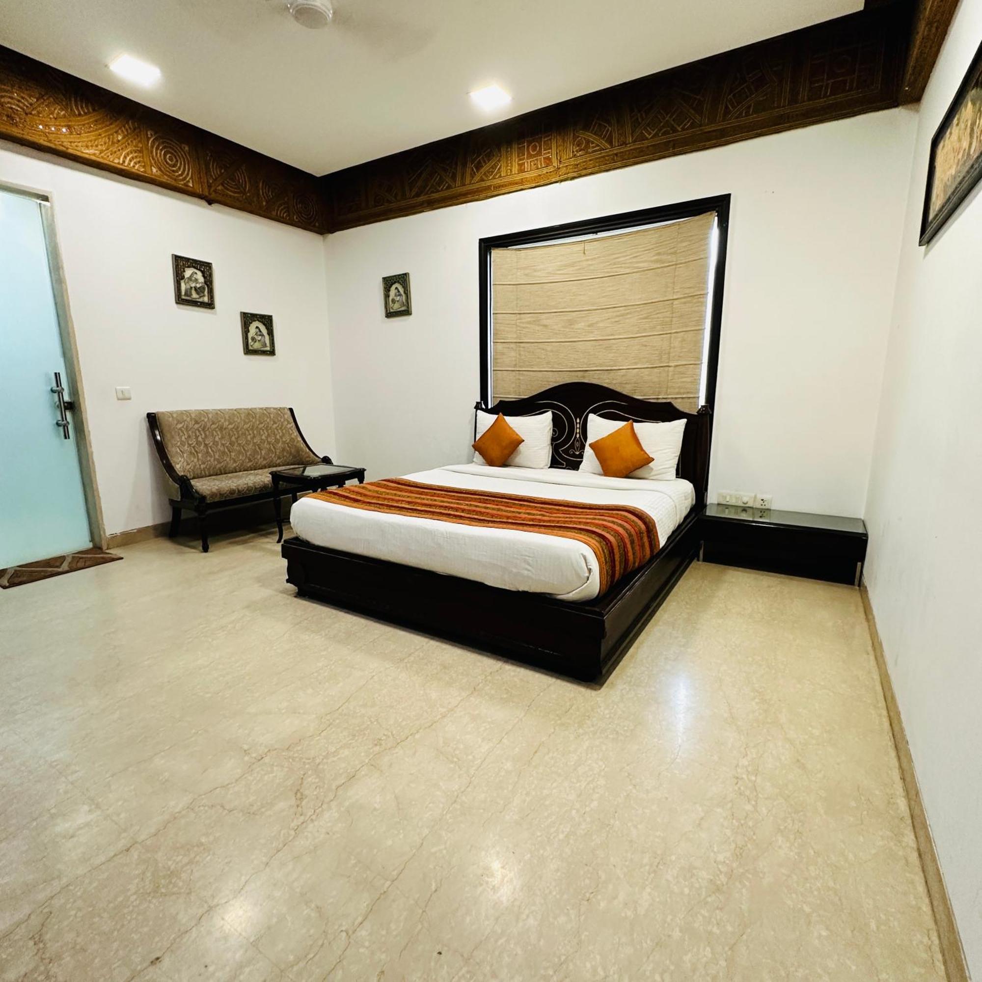 Qotel Signature Lavish Rajouri Garden Hotel New Delhi
