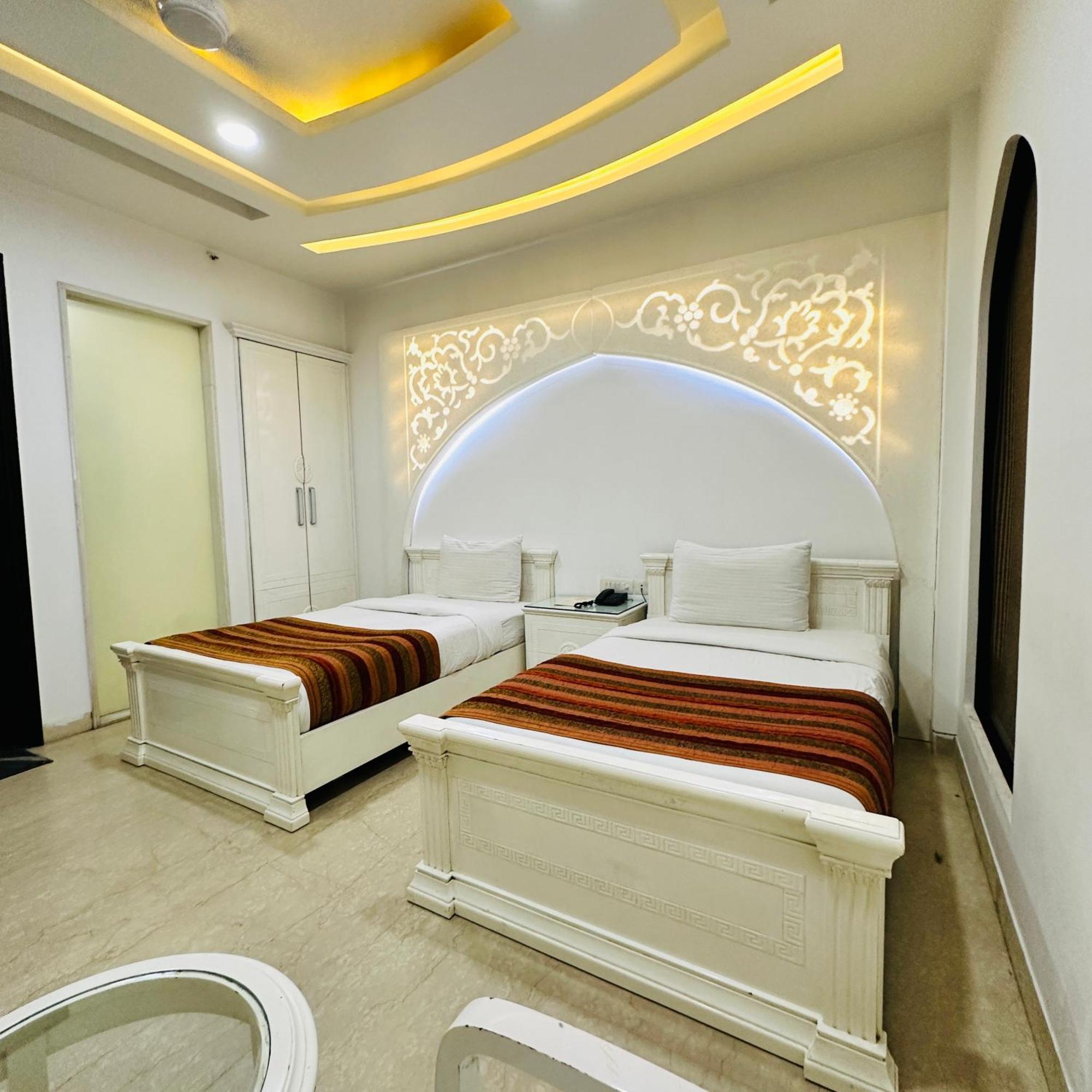 Qotel Signature Lavish Rajouri Garden New Delhi