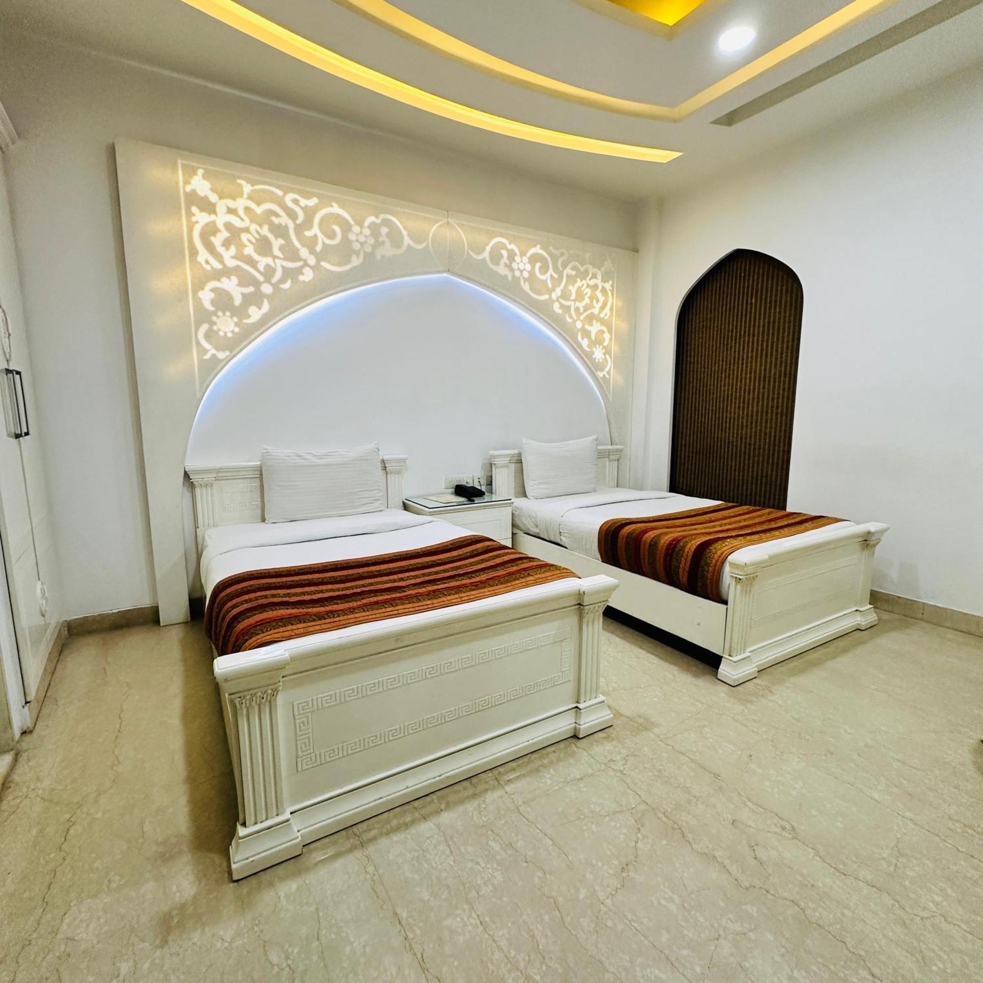 Qotel Signature Lavish Rajouri Garden 3* New Delhi