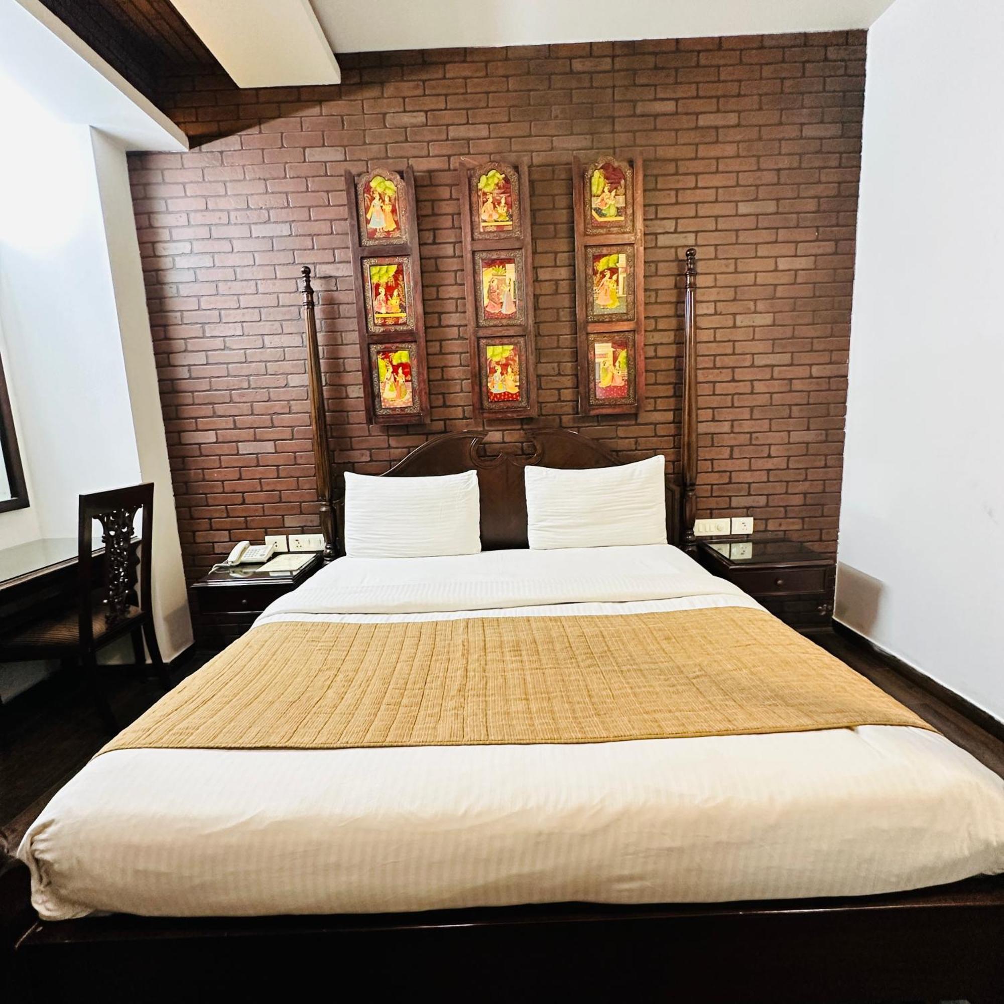 Qotel Signature Lavish Rajouri Garden Hotel