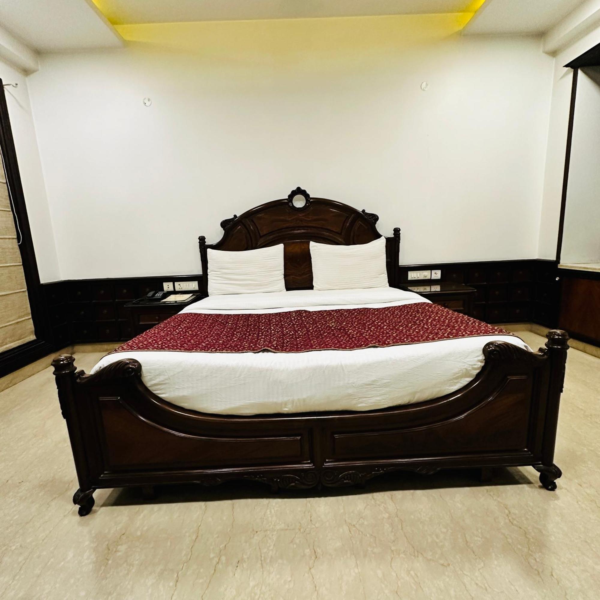 Qotel Signature Lavish Rajouri Garden New Delhi