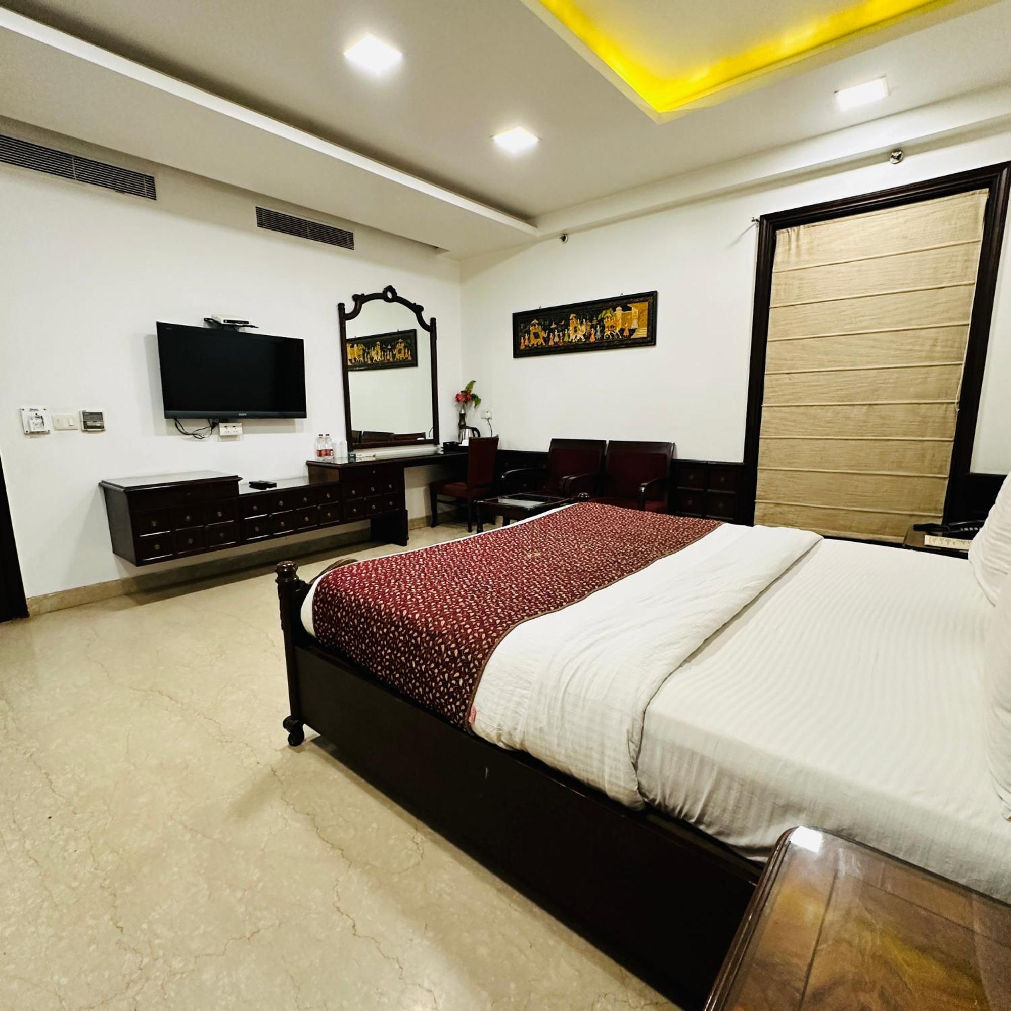 Qotel Signature Lavish Rajouri Garden Hotel
