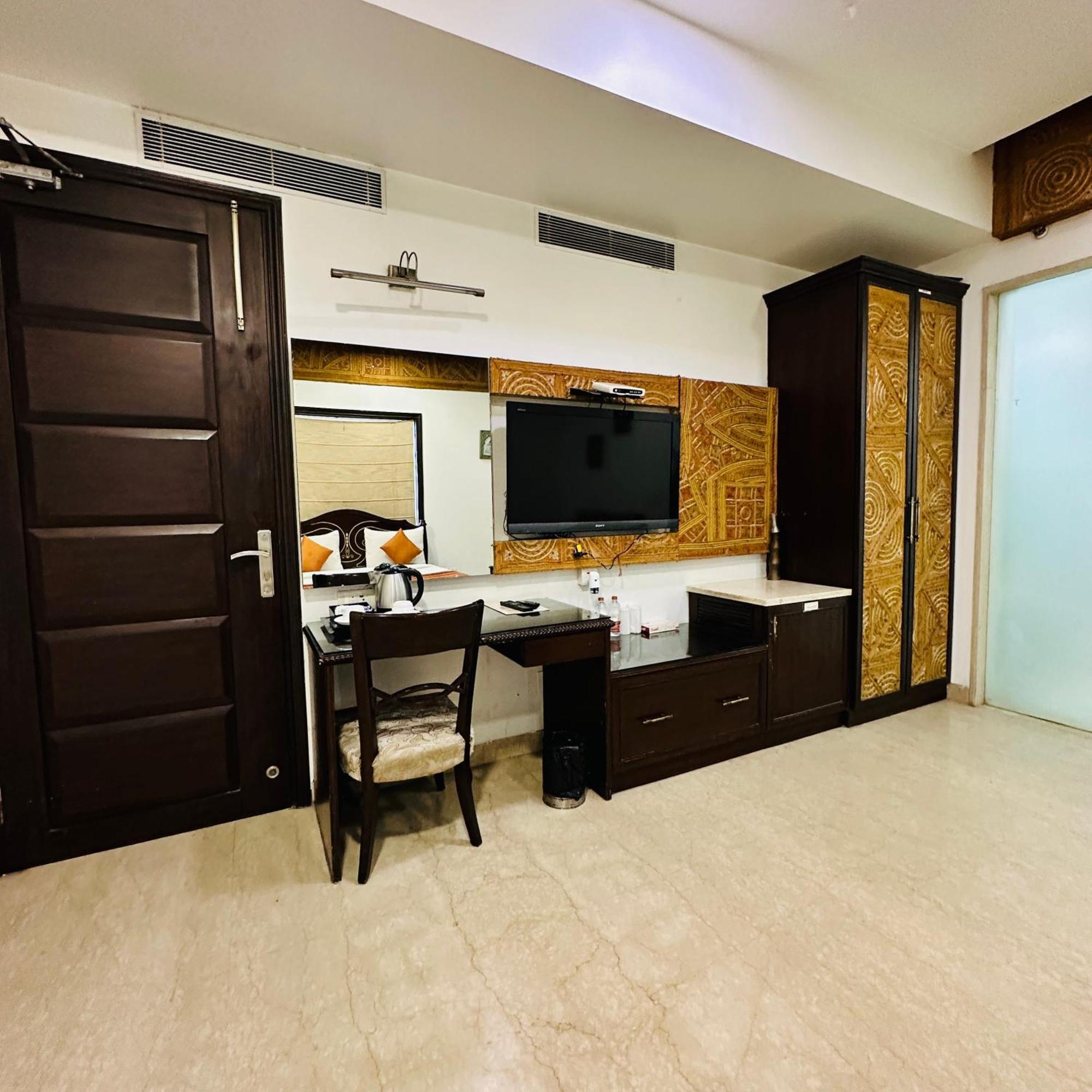 Hotel Qotel Signature Lavish Rajouri Garden