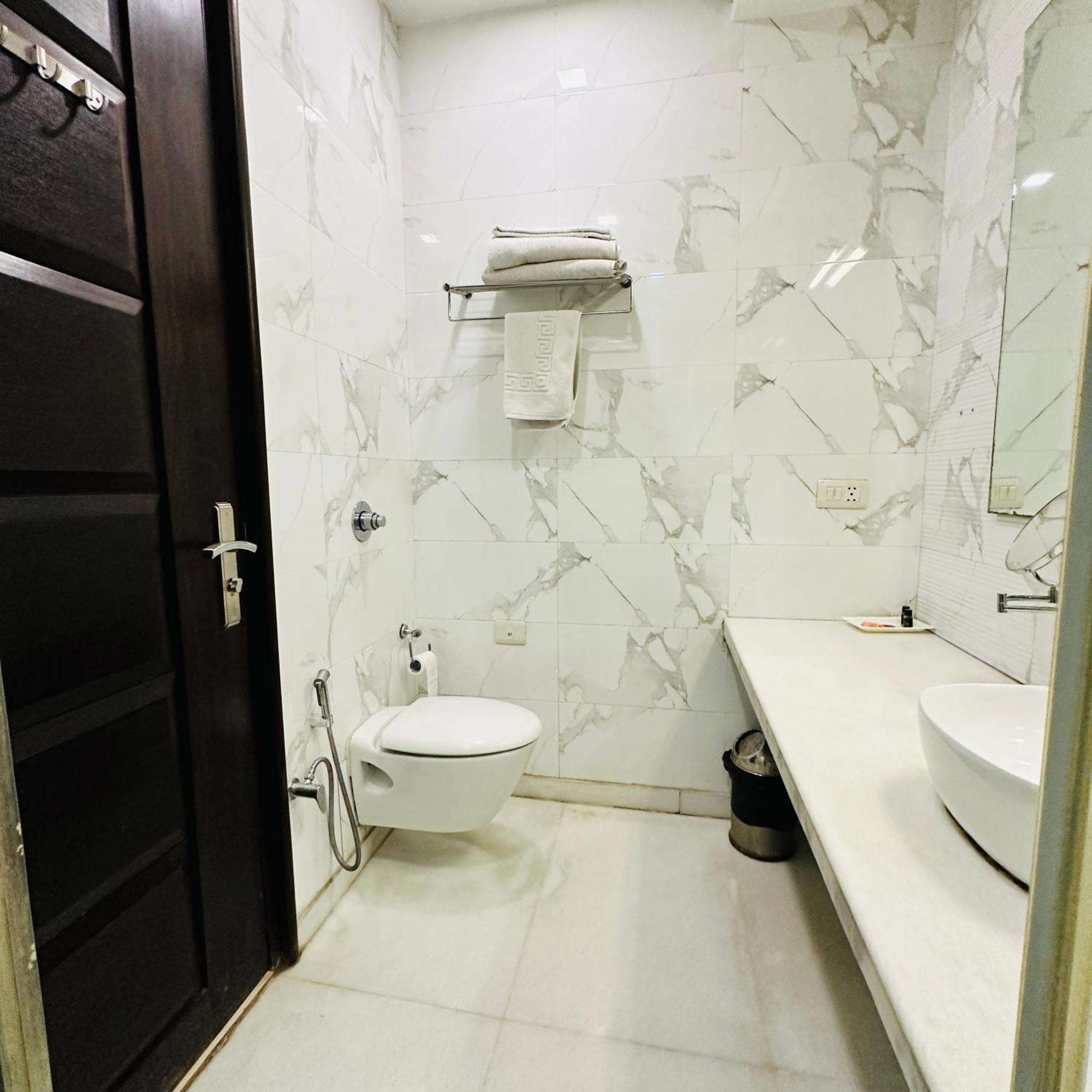 Qotel Signature Lavish Rajouri Garden Hotel