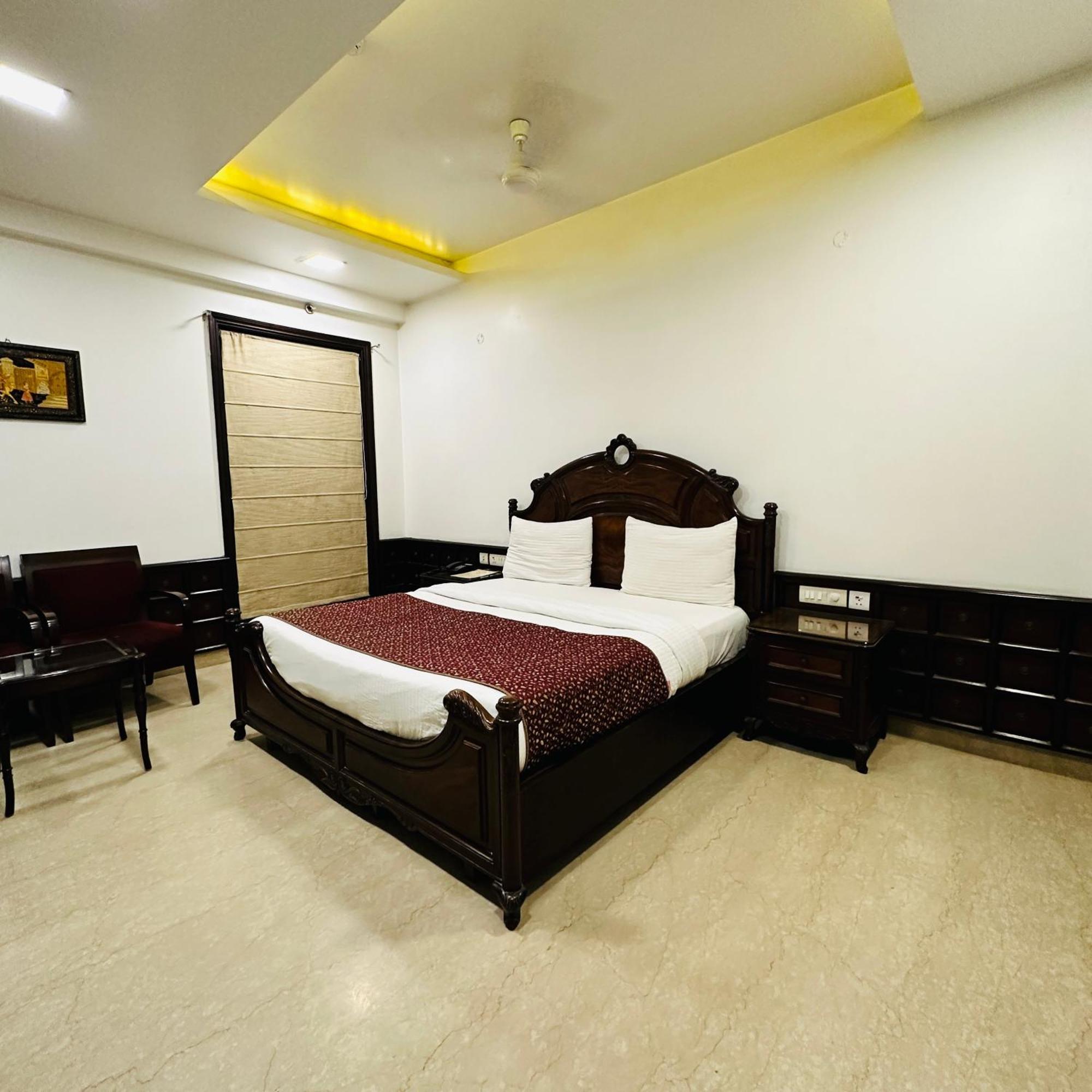 Qotel Signature Lavish Rajouri Garden New Delhi