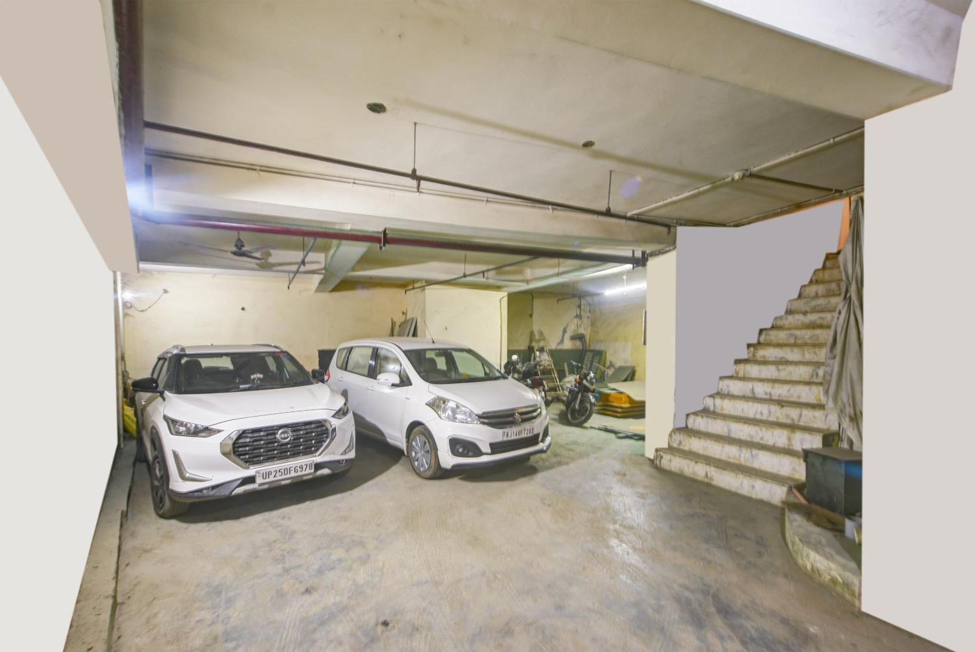 Hotel Platinum With Free Pickup-delhi Airport 4*