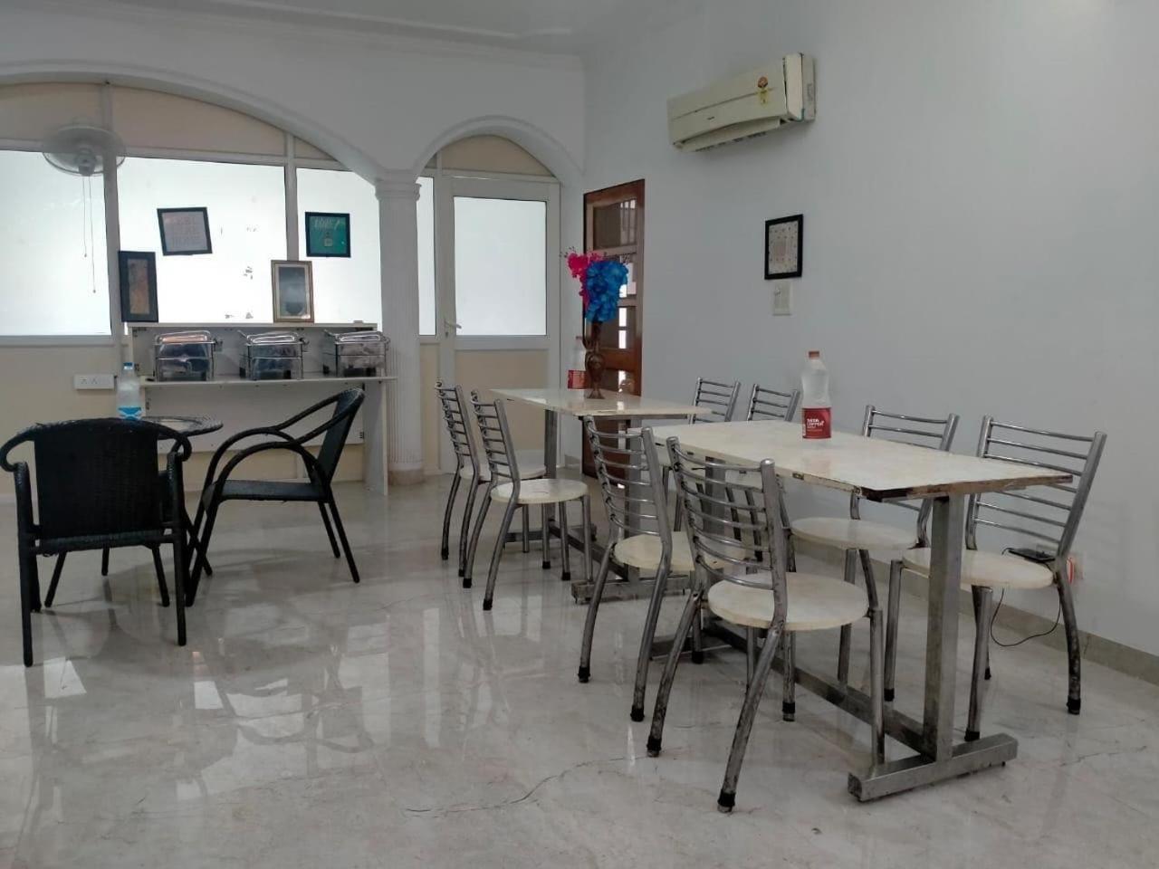 Hotel Collection O Mayank Near Iskcon Temple Noida 4*