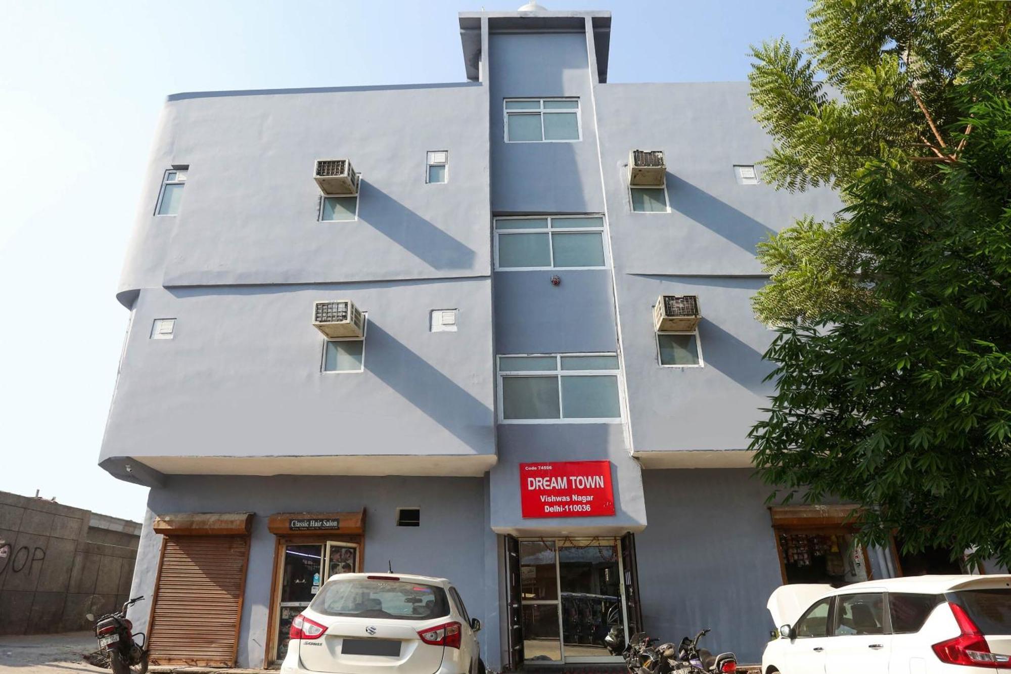 Hotel O Dream Town 3*