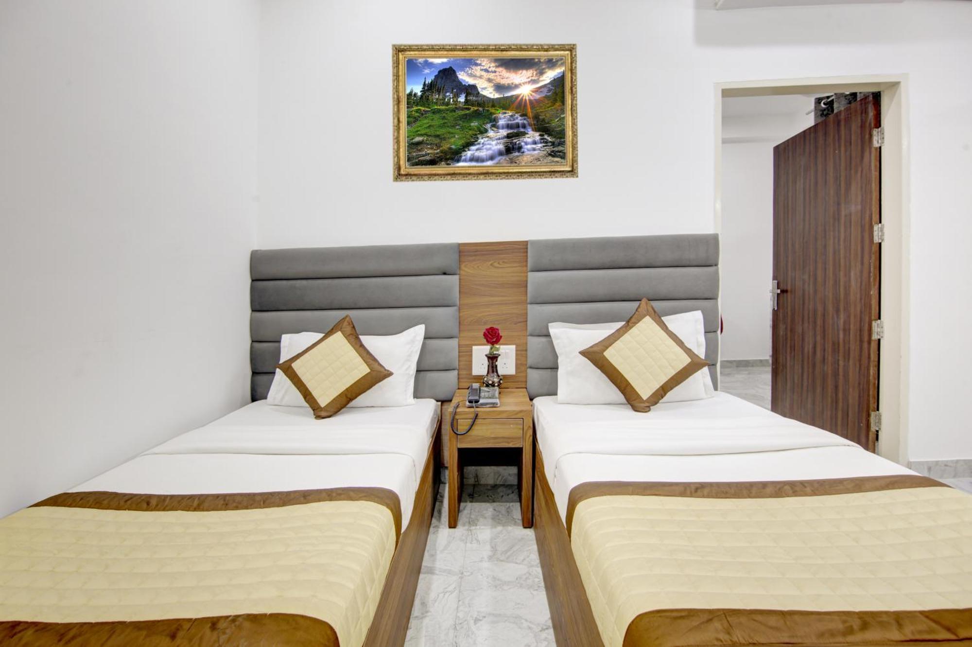 Hostel S B Near Railway Station Paharganj *