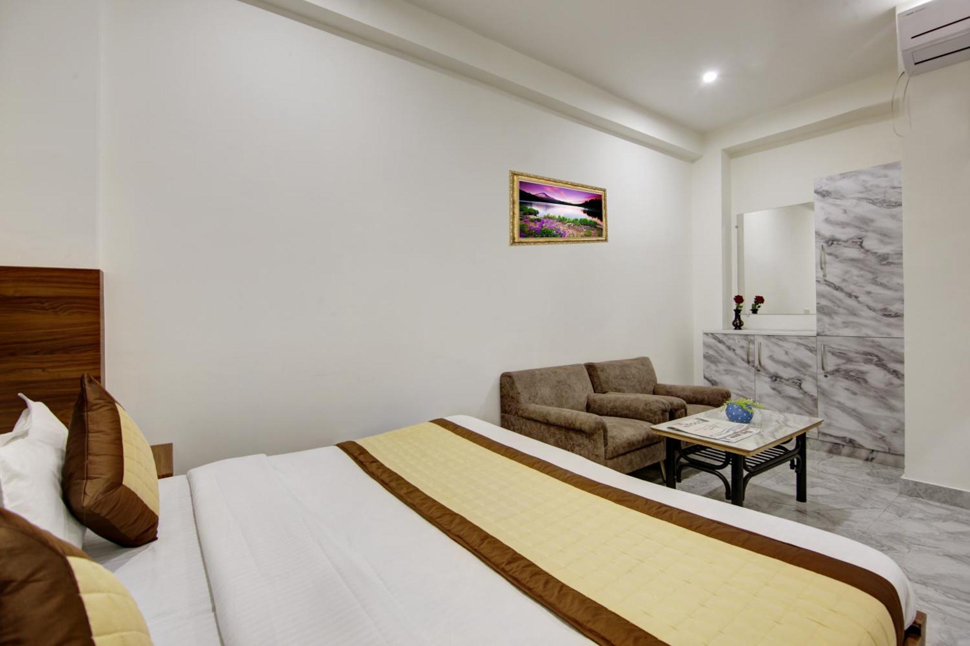 S B Near Railway Station Paharganj Hostel *