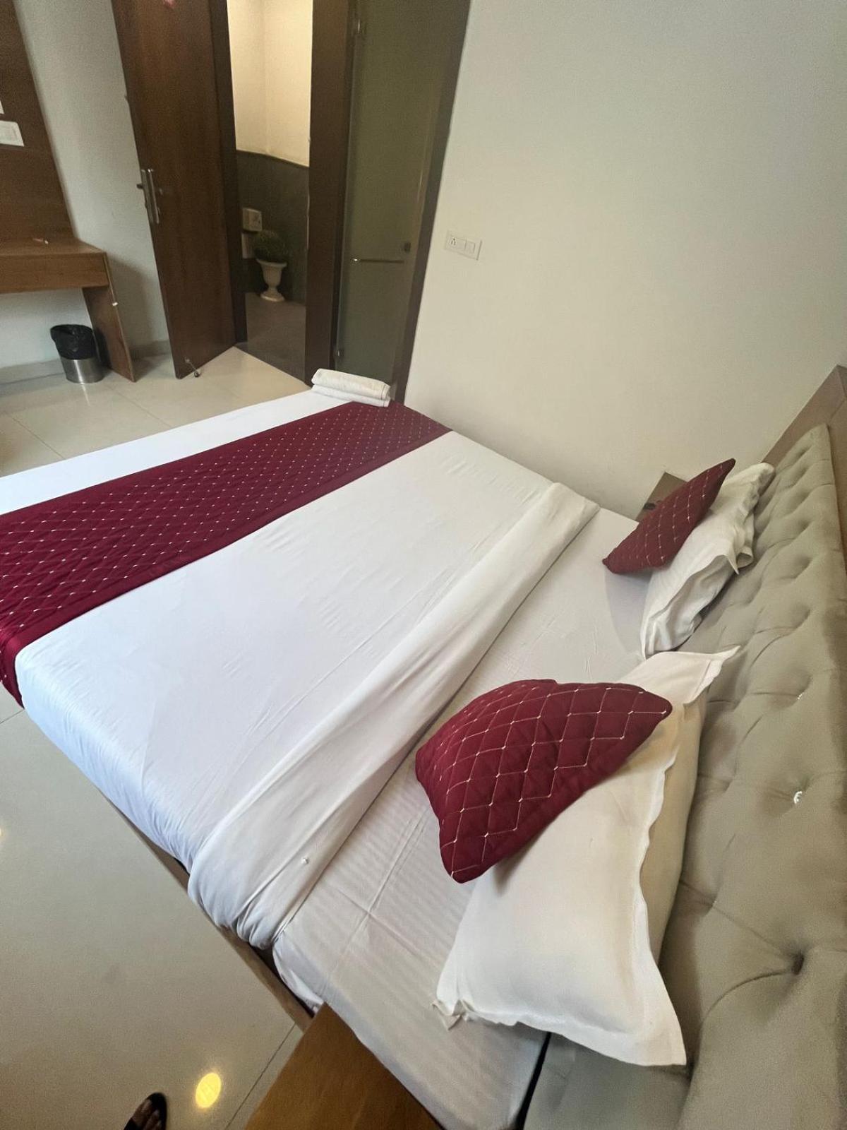Hotel G-lory Near By Igi Airport
