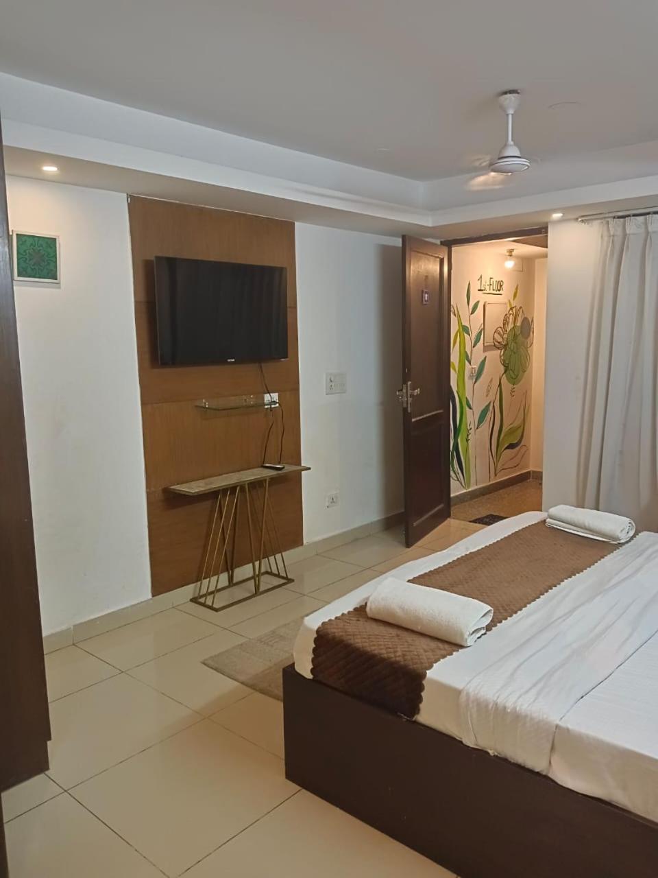 C 5 Hauz Khas Acomodação com café da manhã  *