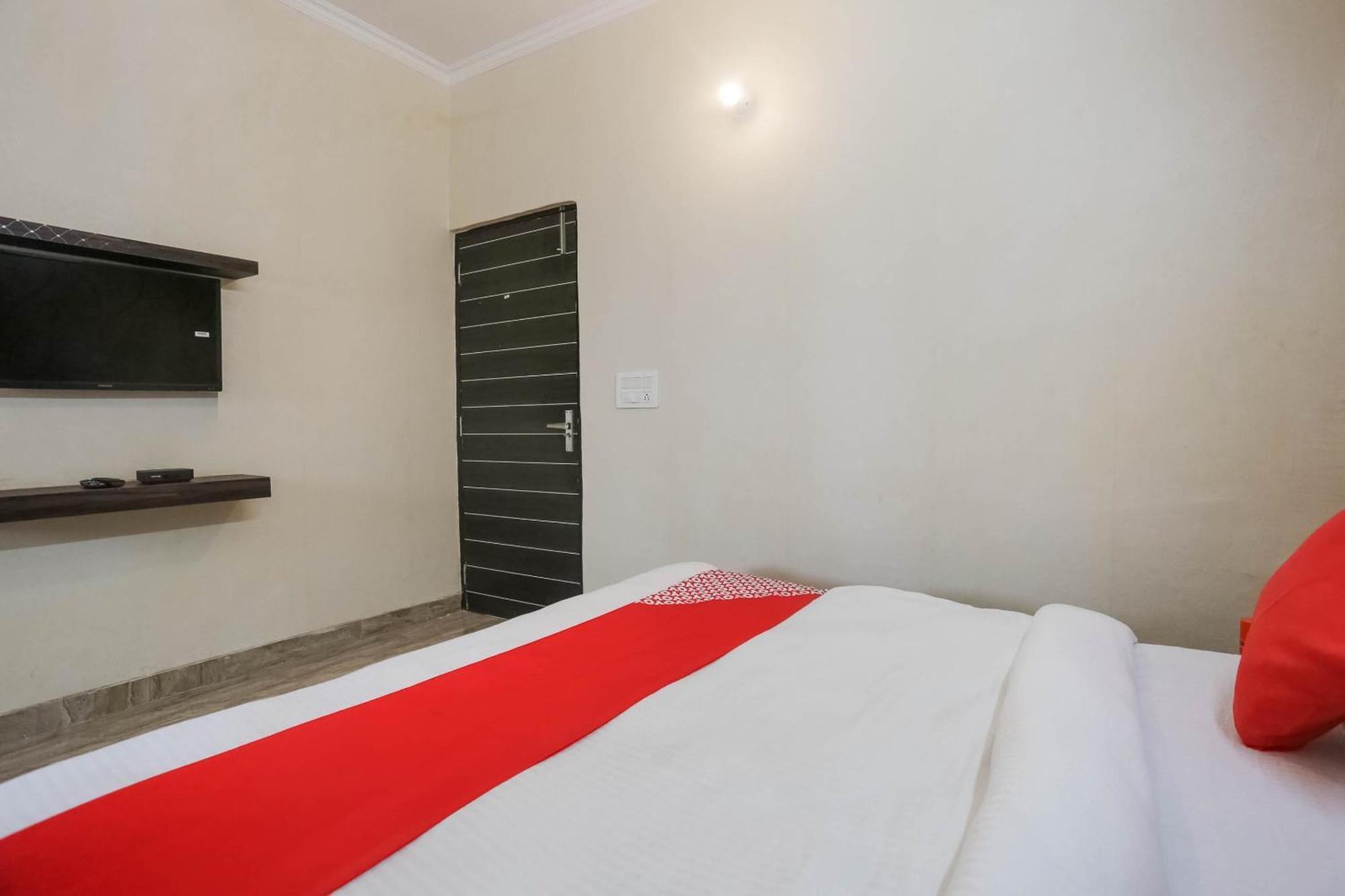 Hotel O Dream Town 3*