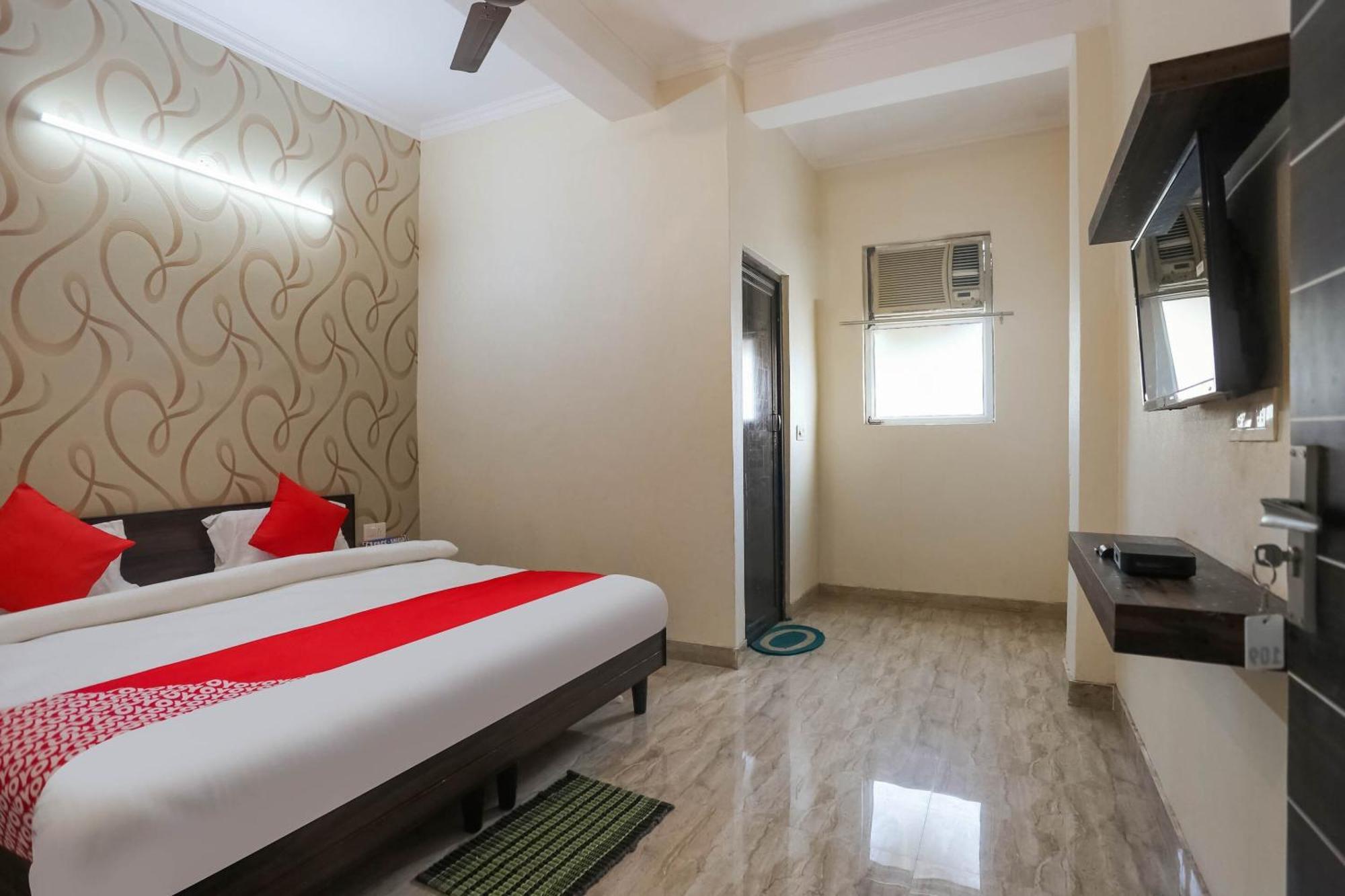 Hotel O Dream Town 3*