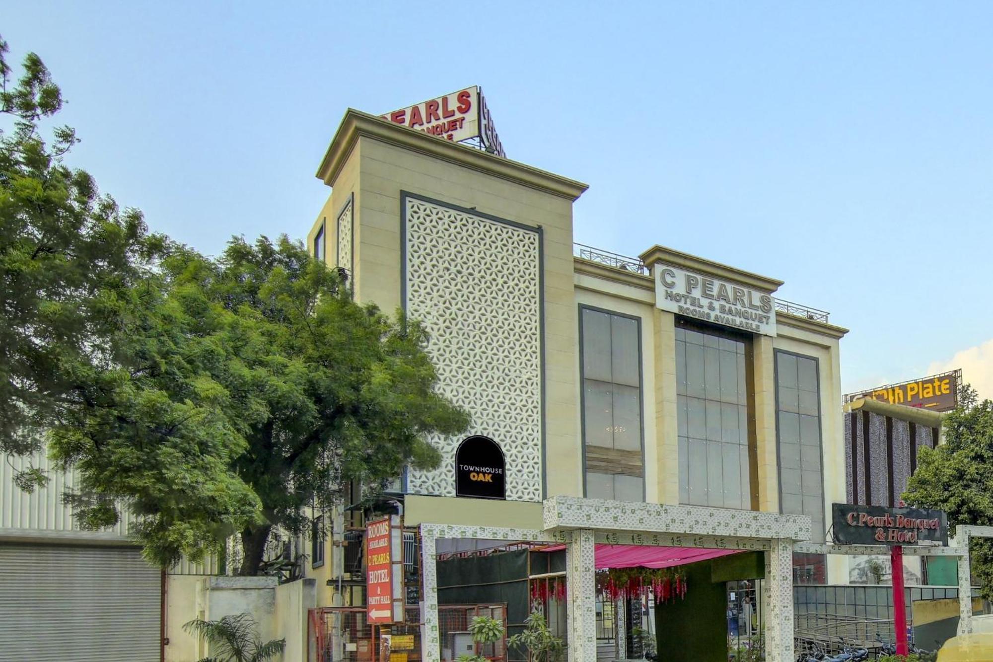 Super Townhouse Oak C Pearls Hotel Delhi (National Capital Territory of India)