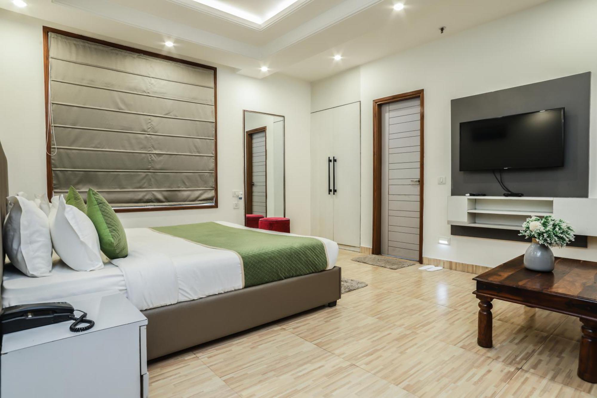 Red Rose - With Kitchenette * New Delhi