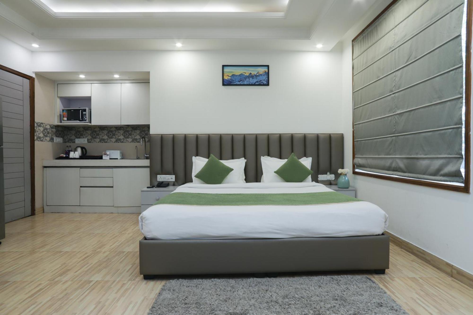 Red Rose - With Kitchenette Homestay New Delhi