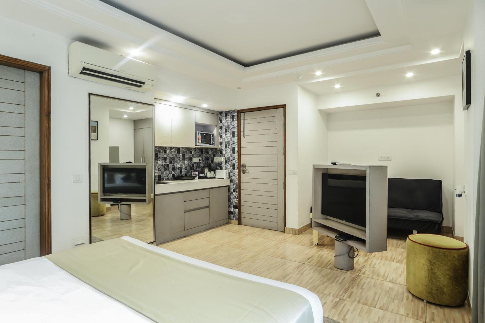 Red Rose - With Kitchenette Homestay New Delhi