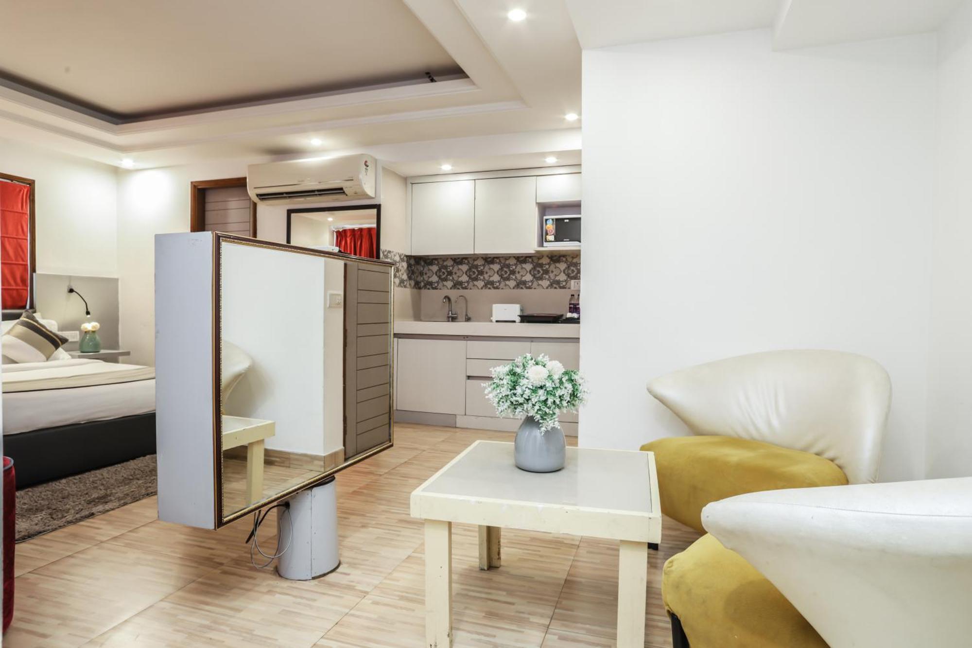 Red Rose - With Kitchenette Homestay New Delhi