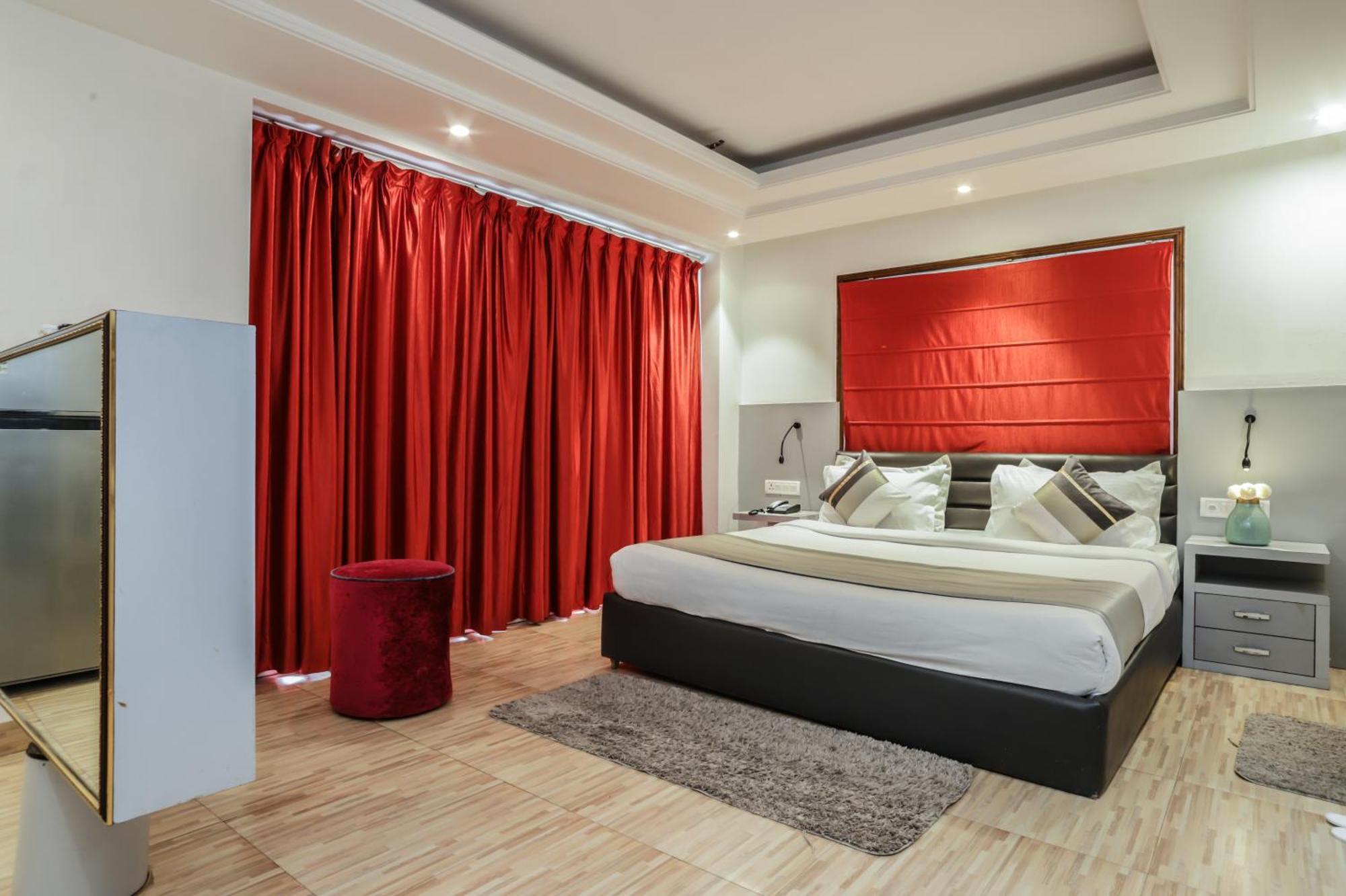 Red Rose - With Kitchenette *