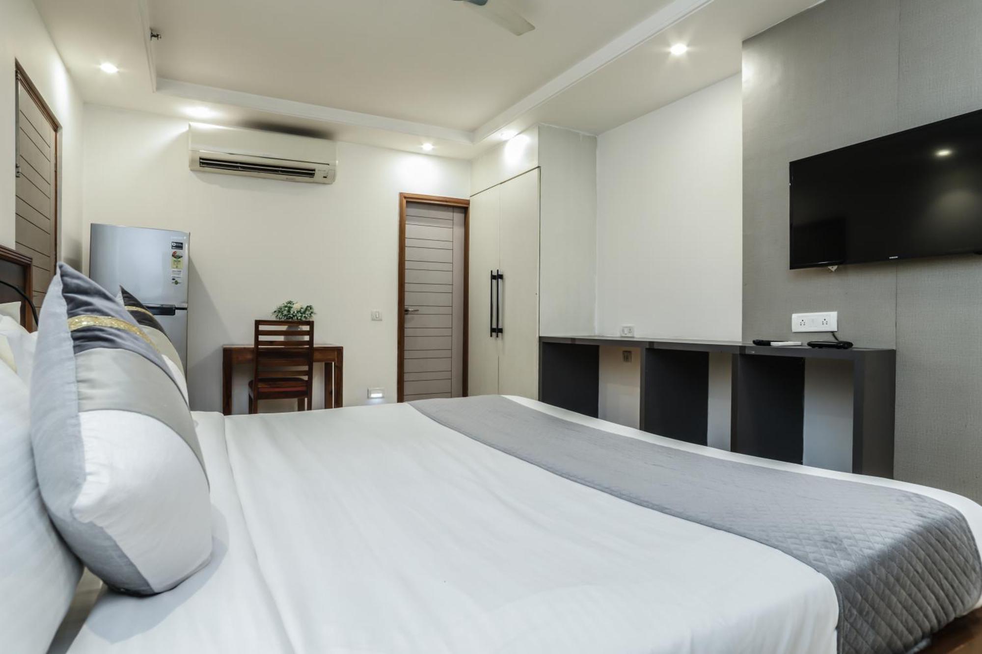 Red Rose - With Kitchenette * New Delhi