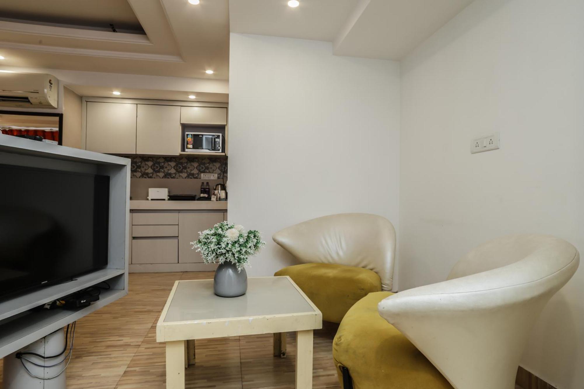Red Rose - With Kitchenette