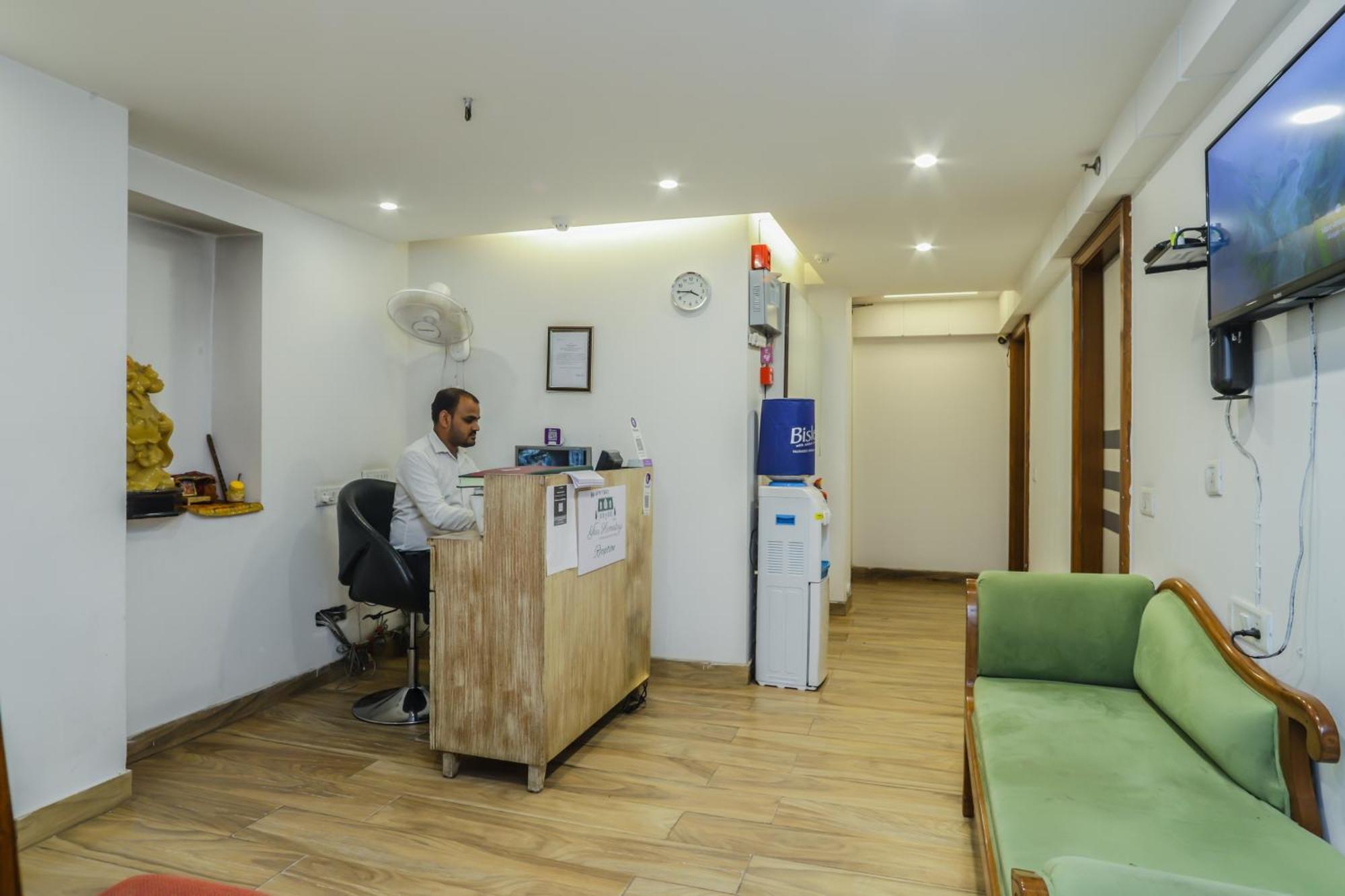 Red Rose - With Kitchenette Homestay New Delhi