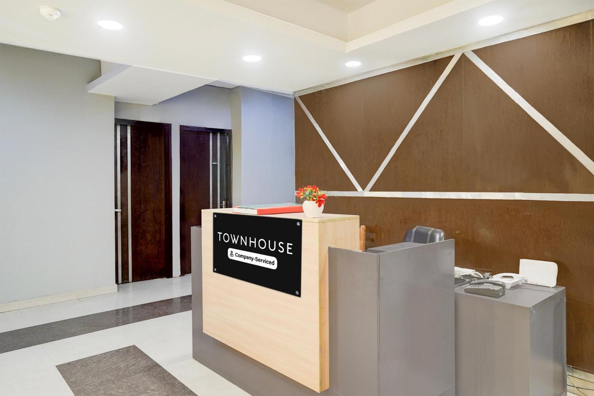 Hotel Super Townhouse Patparganj Near Max Super Speciality Hospital New Delhi