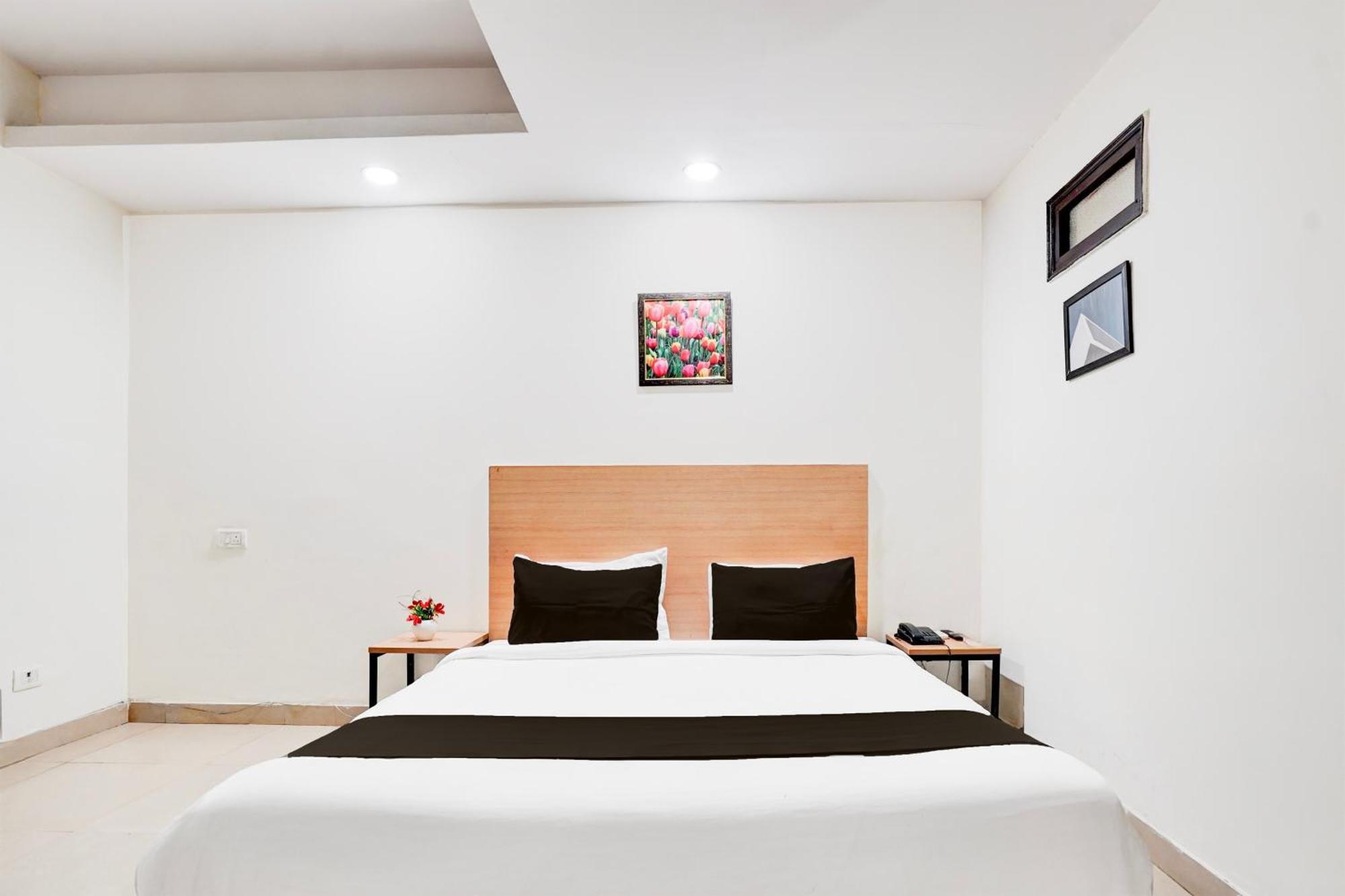 Super Townhouse Patparganj Near Max Super Speciality Hospital Hotel *