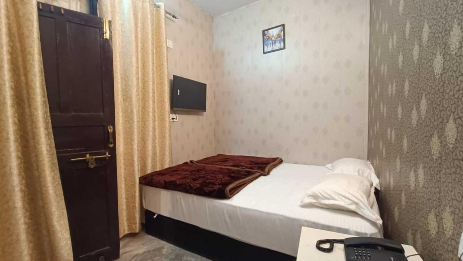 Hotel Family -1 Min Walk In Nizamuddin Railway Station New Delhi