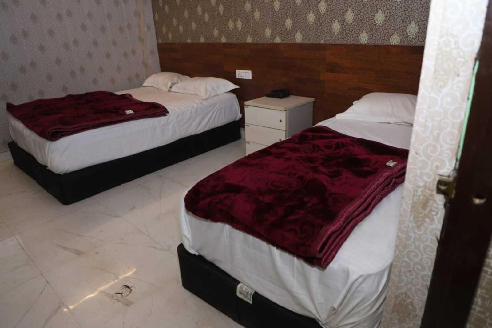 Family -1 Min Walk In Nizamuddin Railway Station 2*