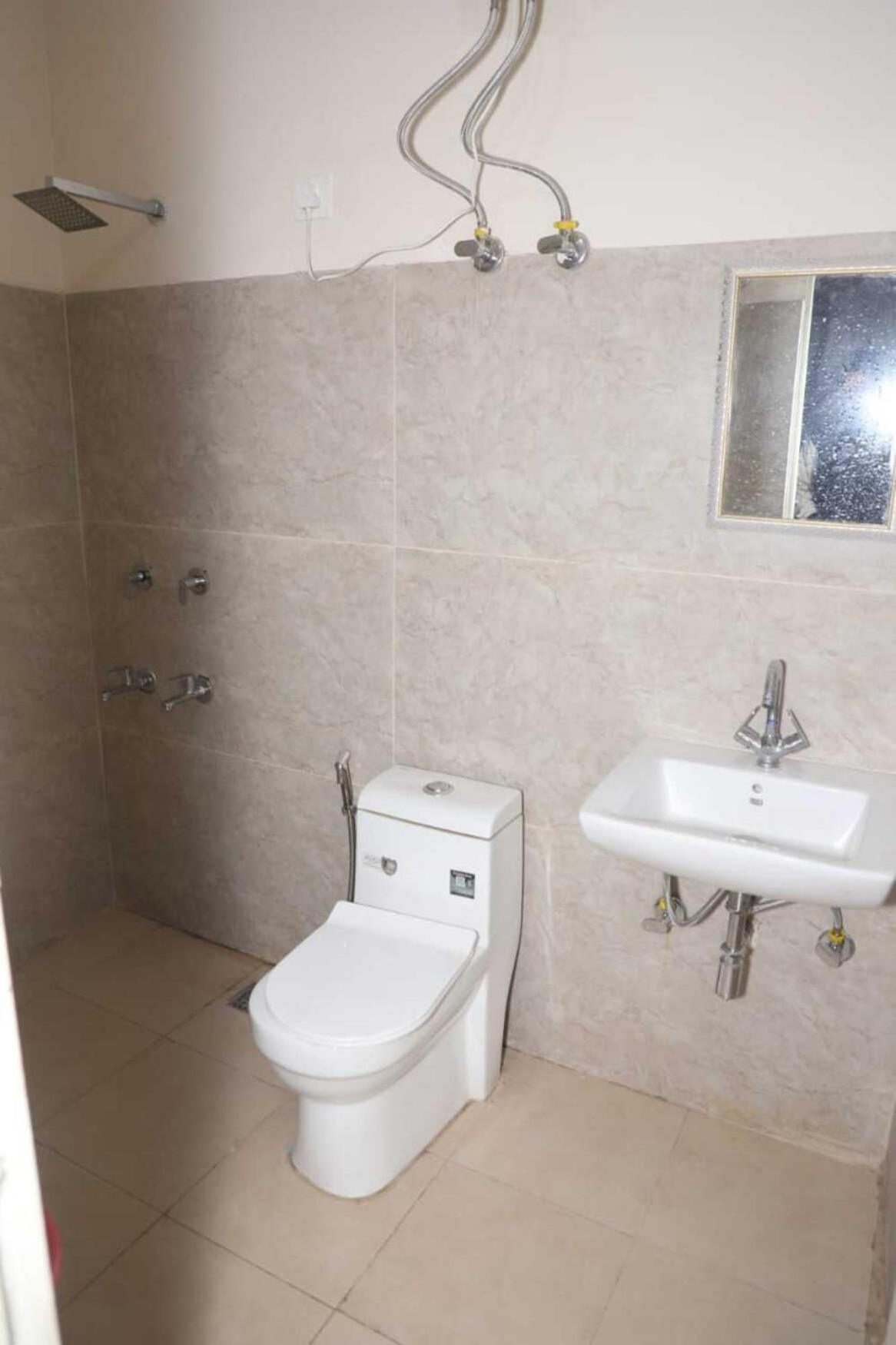 Family -1 Min Walk In Nizamuddin Railway Station New Delhi