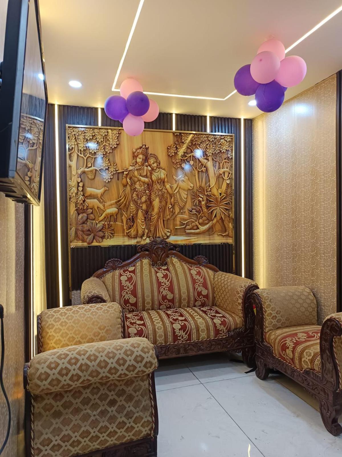 Family -1 Min Walk In Nizamuddin Railway Station Hotel