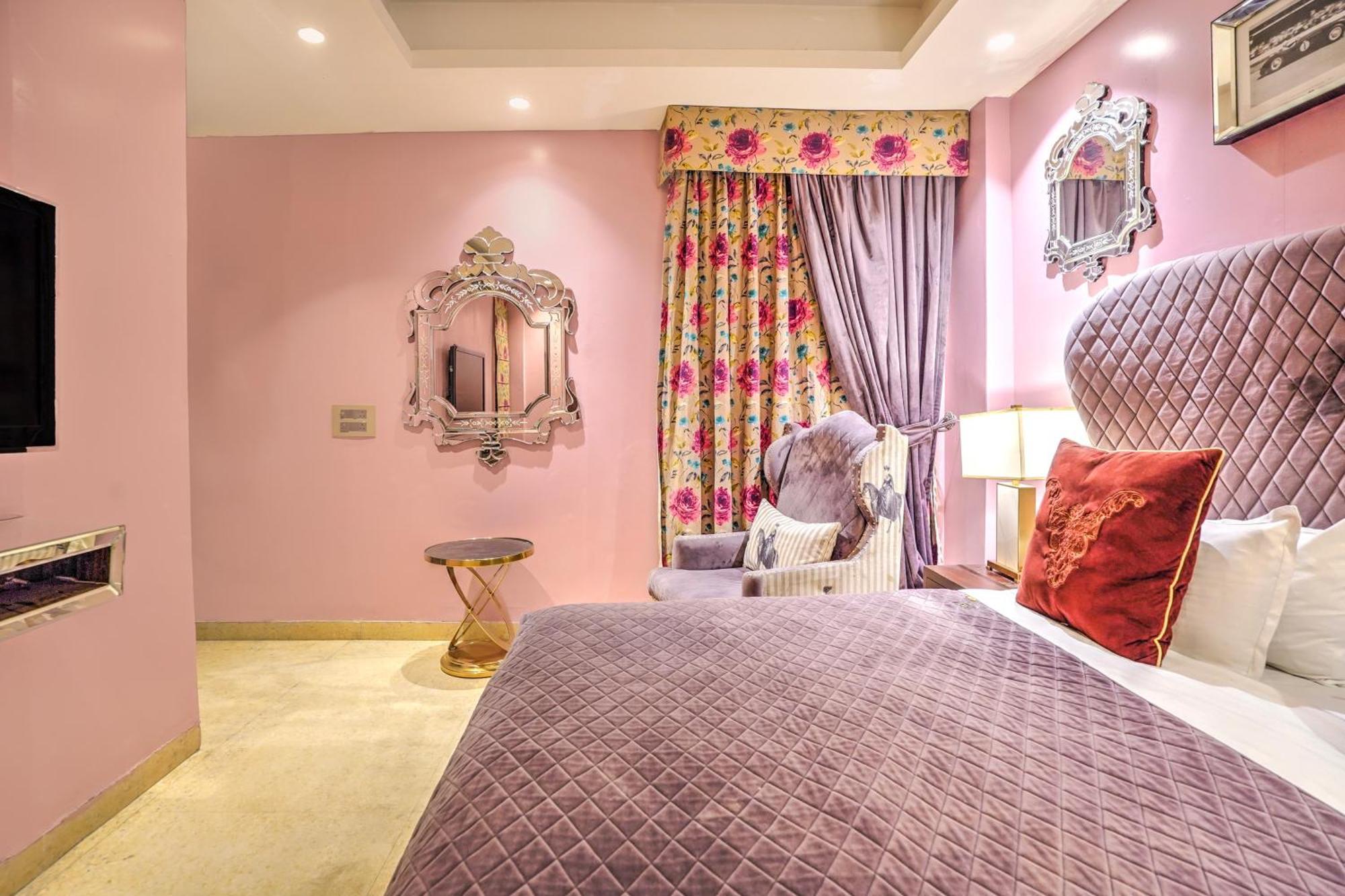Palette And Vasant Kunj Formerly Cotts Hotel *