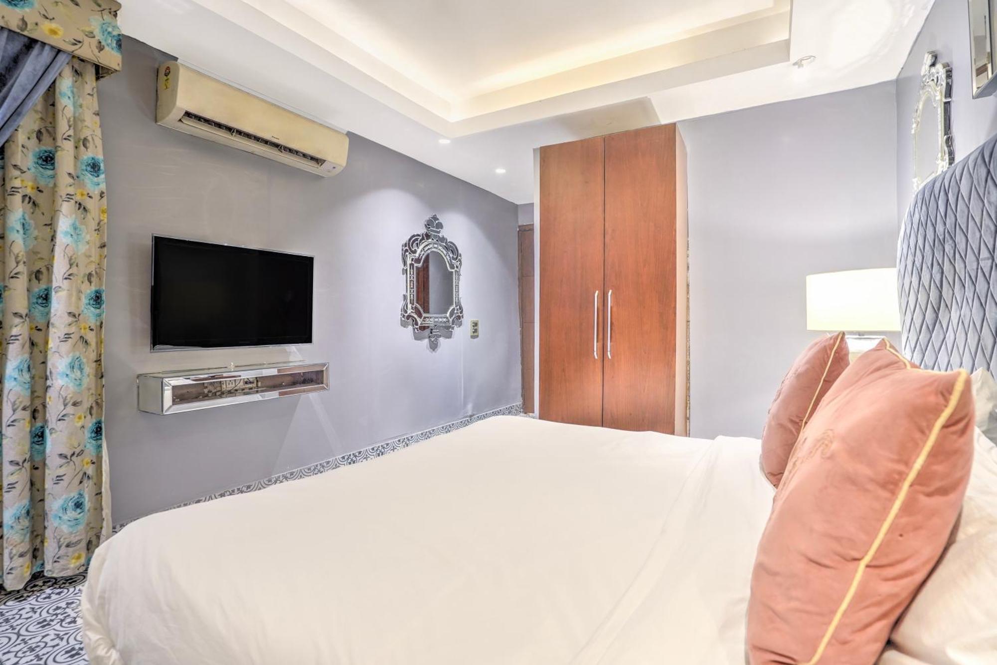 Palette And Vasant Kunj Formerly Cotts Hotel *