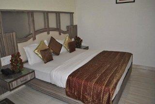 Hotel Shri Vinayak In Centre At Railway Station-by Rcg