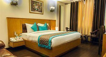 Fabhotel Cosy Palace Hotel