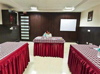 Fabhotel Cosy Palace 3*