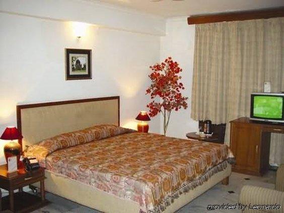 Fabexpress Welcome Palace Near Railway Station