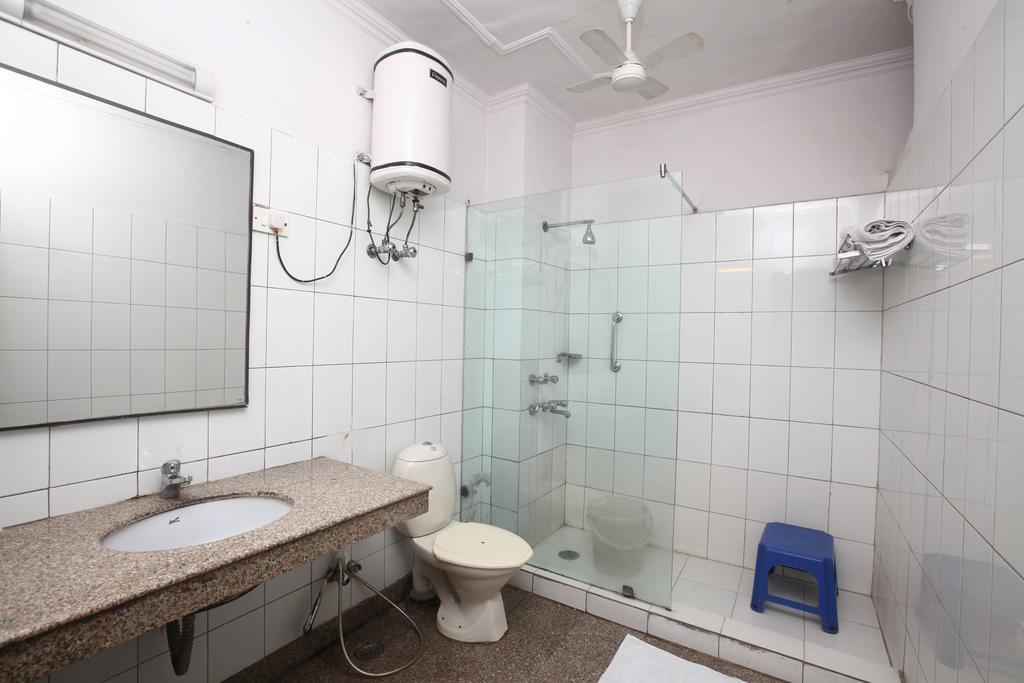 Hotel Oyo 358 Sarojini Nagar