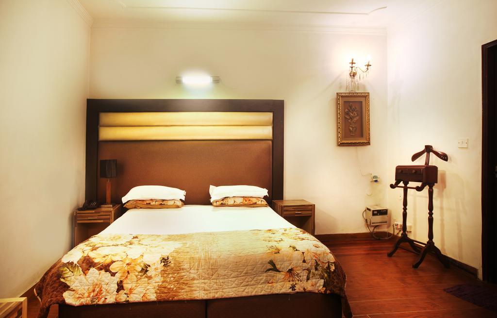 Hotel Oyo 358 Sarojini Nagar New Delhi