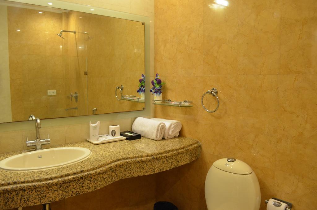 Emperor Palms Hotel