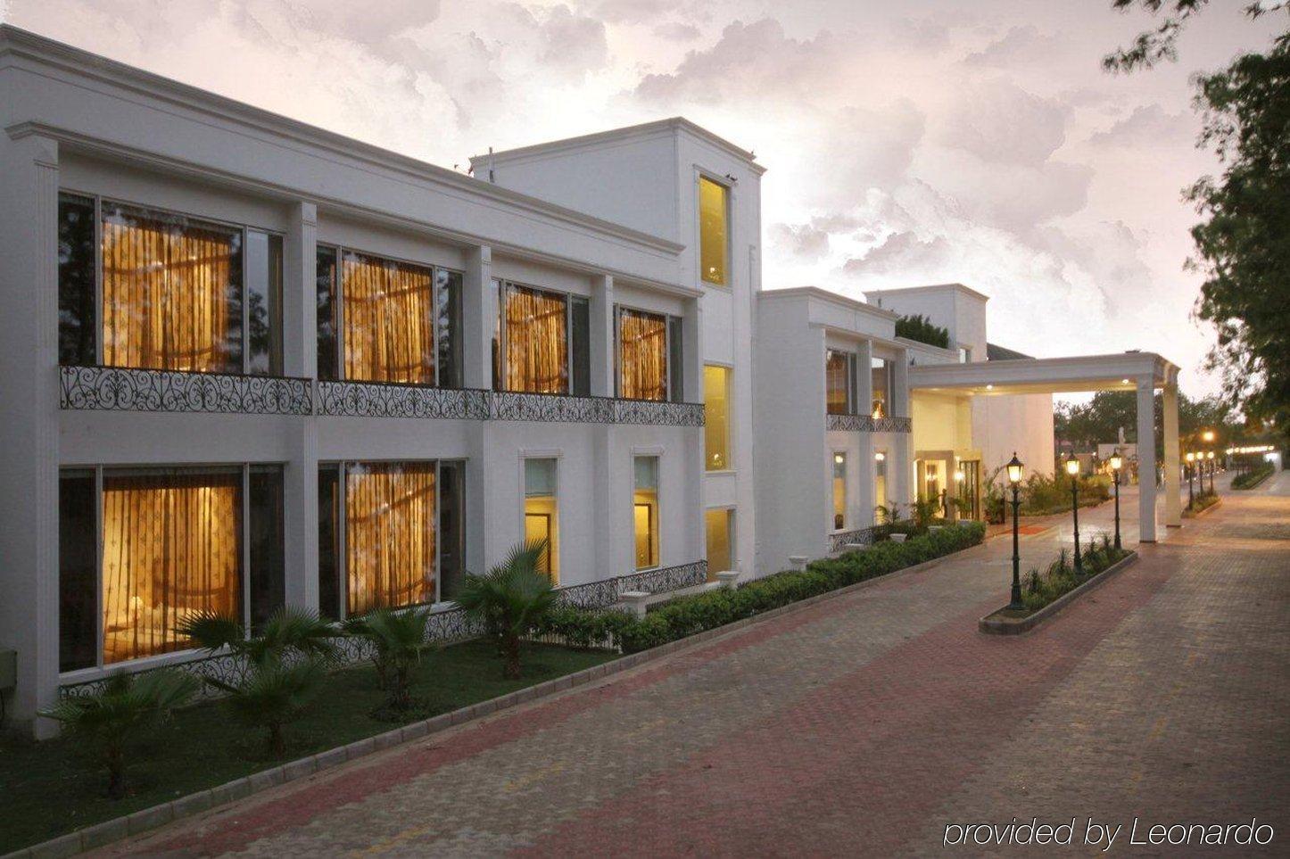 Country & By Radisson, Delhi Satbari 4*