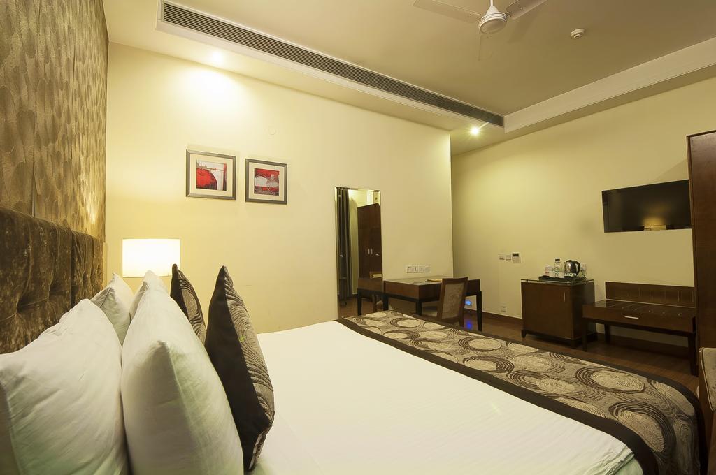 Hotel Alpina & New Delhi