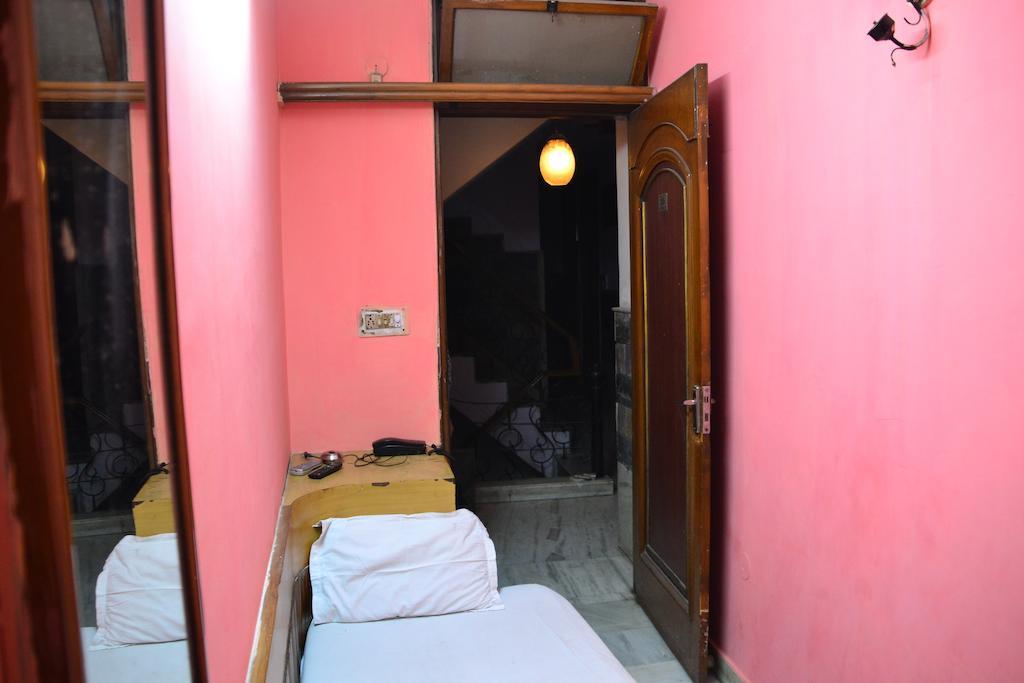 Yes Please 3* New Delhi