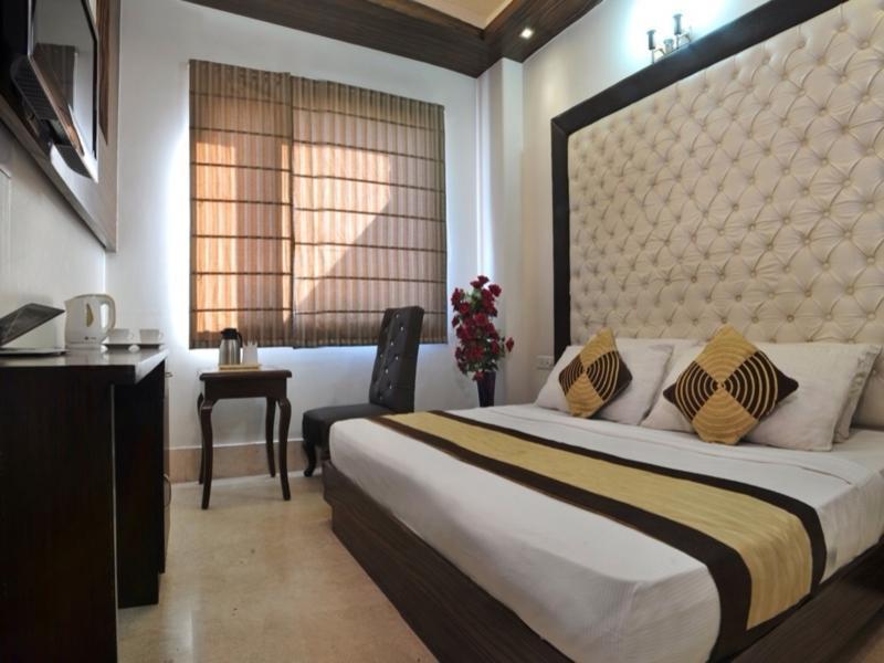 Hotel Taksh 3*